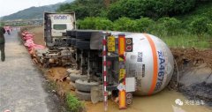 廣西百色：液氨運(yùn)輸罐車(chē)高速路側(cè)翻 消防緊急處置